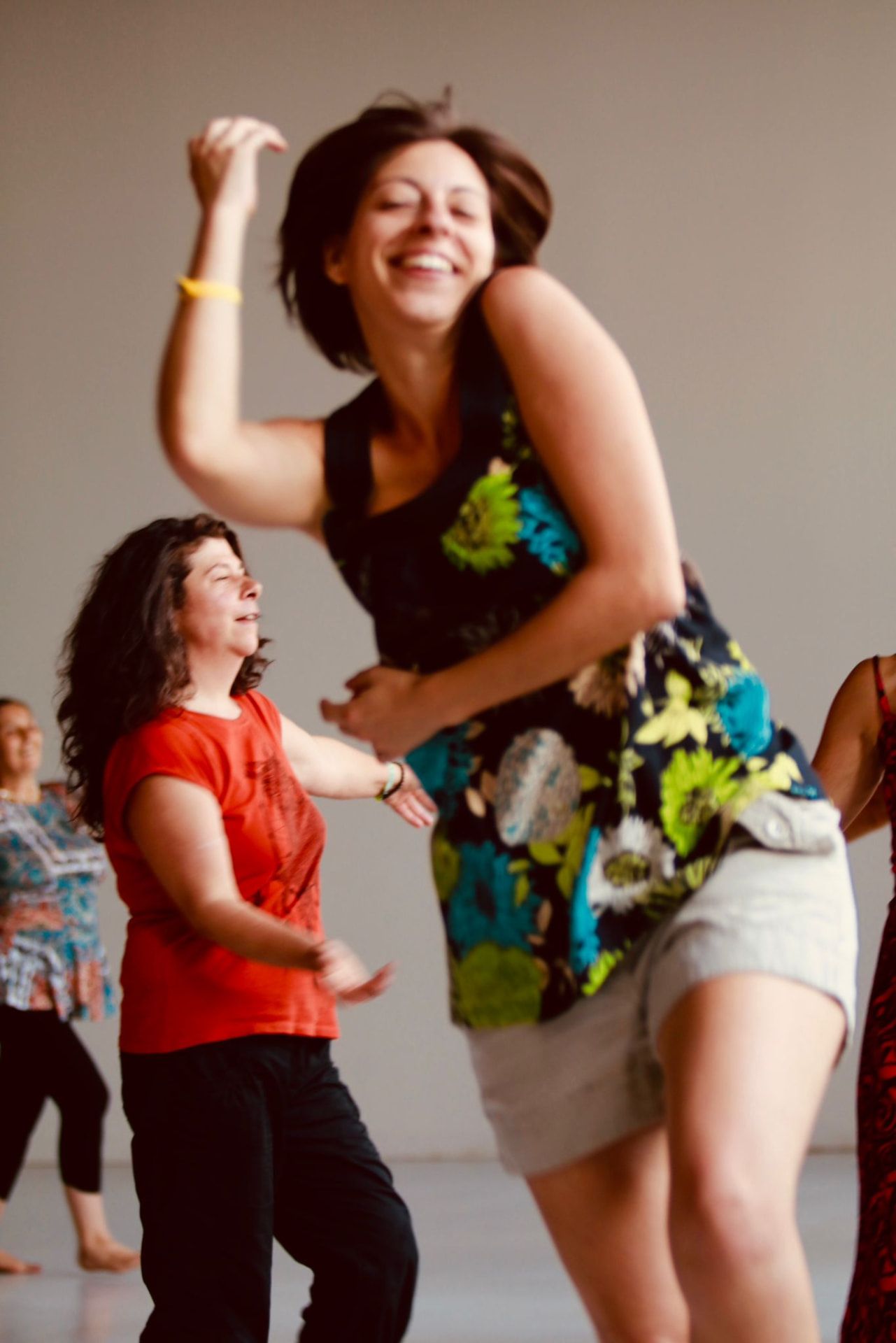 Collage de moments d'ateliers de Biodanza