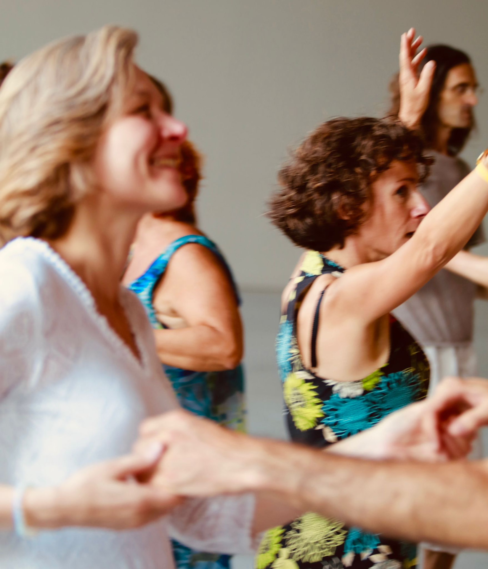 Participants souriants dansant ensemble